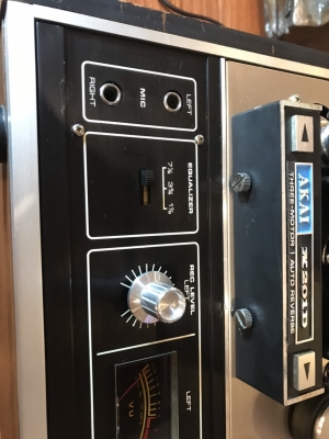 AKAI X201D vỏ gỗ màu đen