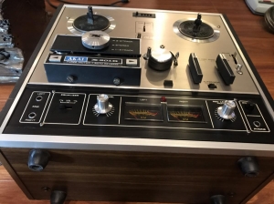 AKAI X201D vỏ gỗ màu đen