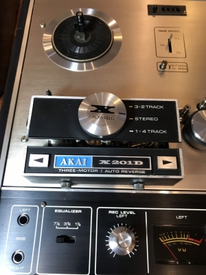 AKAI X201D vỏ gỗ màu đen