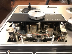 AKAI X201D vỏ gỗ màu đen