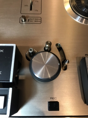 AKAI X201D vỏ gỗ màu đen