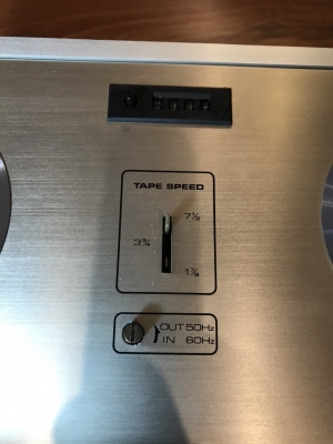 AKAI X201D vỏ gỗ màu đen