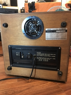 AKAI X201D vỏ gỗ màu đen