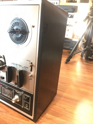 AKAI X201D vỏ gỗ màu đen