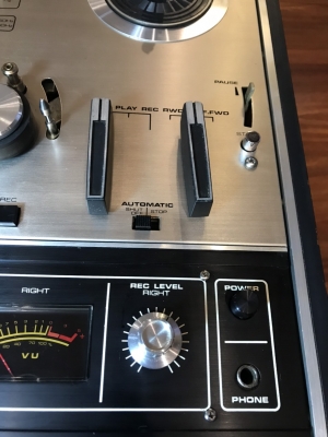 AKAI X201D vỏ gỗ màu đen