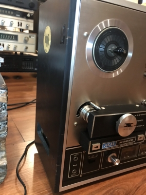 AKAI X201D vỏ gỗ màu đen