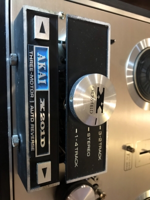 AKAI X201D vỏ gỗ màu đen