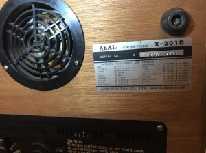 AKAI X201D vỏ gỗ màu đen