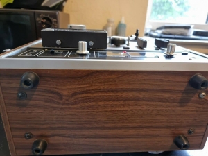 AKAI X201D vỏ gỗ có nắp đẹp xuất sắc, hoạt động hoàn hảo hàng châu âu