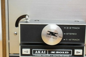 AKAI X201D vỏ gỗ có nắp đẹp long lanh, hoạt động hoàn hảo