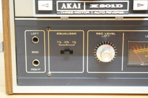 AKAI X201D vỏ gỗ có nắp đẹp long lanh, hoạt động hoàn hảo