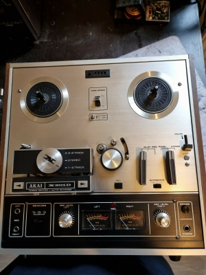 AKAI X201D vỏ gỗ có nắp đẹp xuất sắc, hoạt động hoàn hảo hàng châu âu