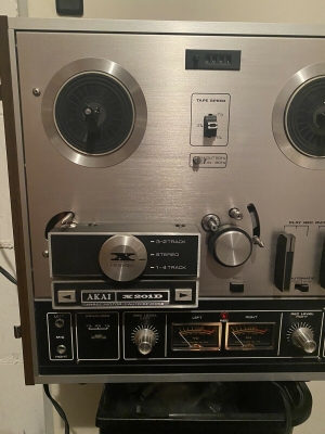 AKAI X201D vỏ gỗ có nắp đẹp xuất sắc, hoạt động hoàn hảo