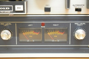 AKAI X201D vỏ gỗ có nắp đẹp long lanh, hoạt động hoàn hảo