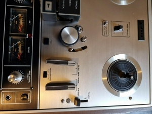 AKAI X201D vỏ gỗ có nắp đẹp xuất sắc, hoạt động hoàn hảo hàng châu âu