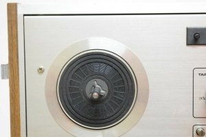 AKAI X201D vỏ gỗ có nắp đẹp long lanh, hoạt động hoàn hảo