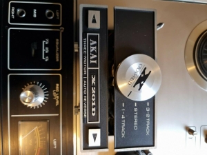 AKAI X201D vỏ gỗ có nắp đẹp xuất sắc, hoạt động hoàn hảo hàng châu âu