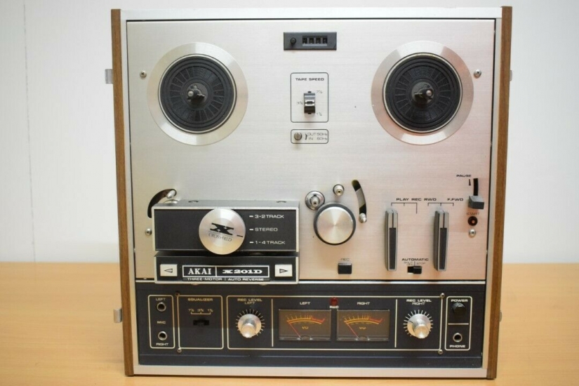 AKAI X201D vỏ gỗ có nắp đẹp long lanh, hoạt động hoàn hảo