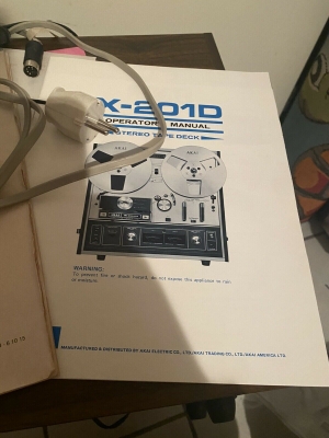 AKAI X201D vỏ gỗ có nắp đẹp xuất sắc, hoạt động hoàn hảo