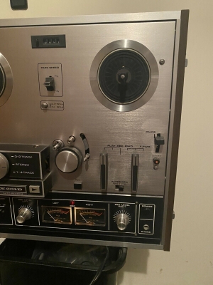 AKAI X201D vỏ gỗ có nắp đẹp xuất sắc, hoạt động hoàn hảo